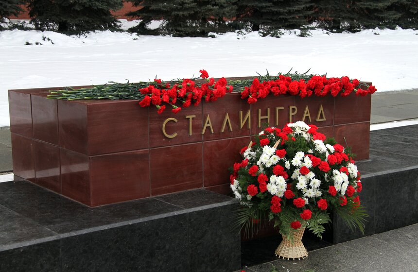 В столице возложили венки и цветы к Могиле неизвестного солдата 16 фото