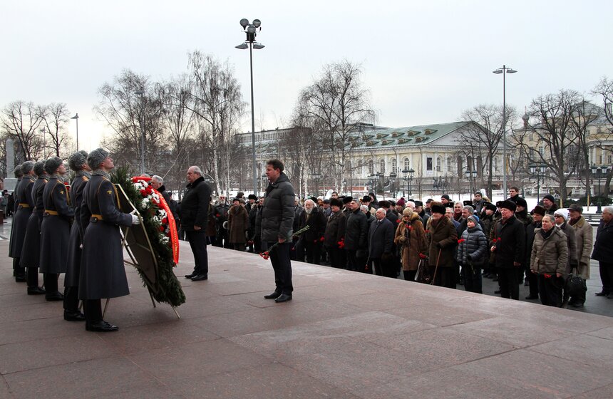 В столице возложили венки и цветы к Могиле неизвестного солдата 10 фото