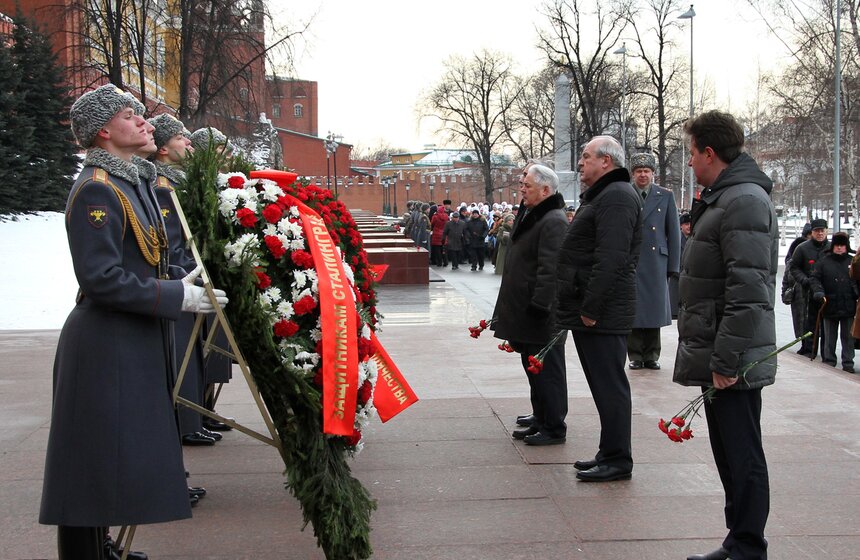 В столице возложили венки и цветы к Могиле неизвестного солдата 9 фото