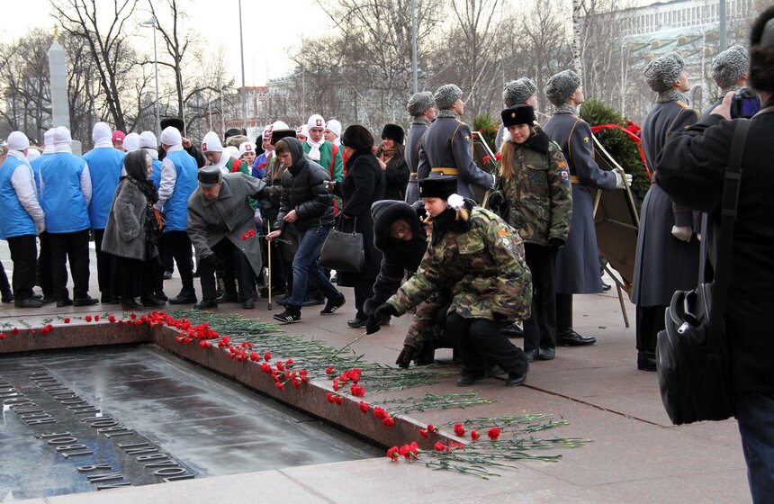 В столице возложили венки и цветы к Могиле неизвестного солдата 11 фото