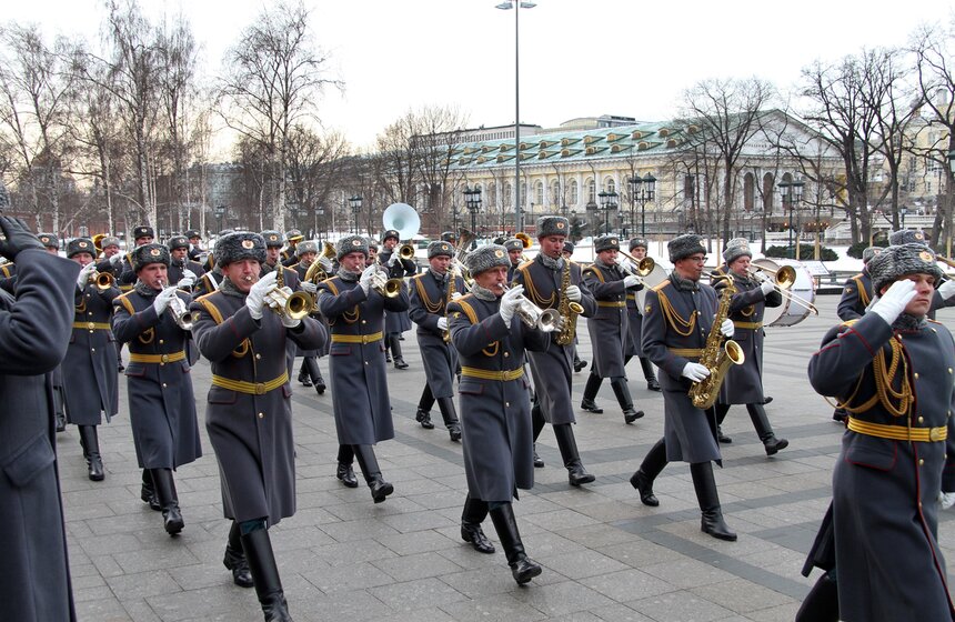В столице возложили венки и цветы к Могиле неизвестного солдата 14 фото