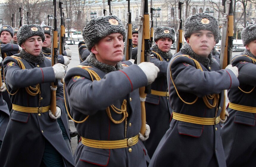 В столице возложили венки и цветы к Могиле неизвестного солдата 13 фото