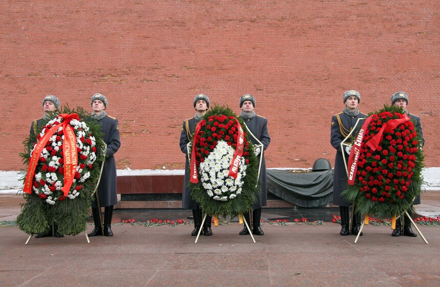 В столице возложили венки и цветы к Могиле неизвестного солдата 15 фото