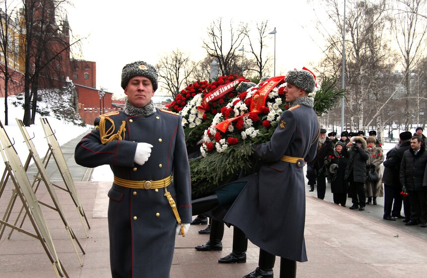 В столице возложили венки и цветы к Могиле неизвестного солдата 7 фото