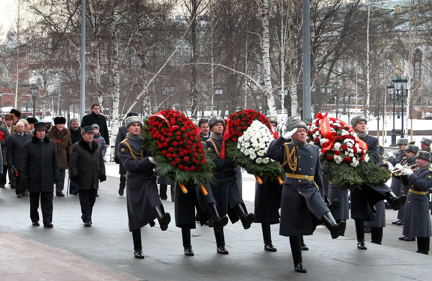 В столице возложили венки и цветы к Могиле неизвестного солдата 5 фото
