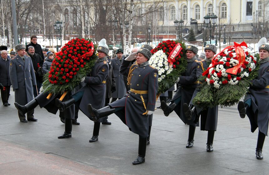 В столице возложили венки и цветы к Могиле неизвестного солдата 6 фото