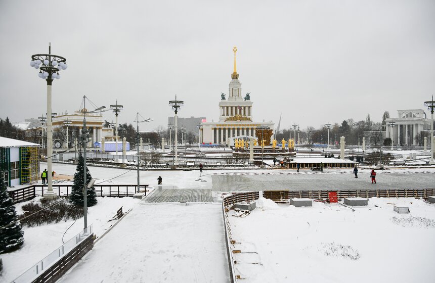 На ВДНХ завершается монтаж самого большого катка Москвы 9 фото