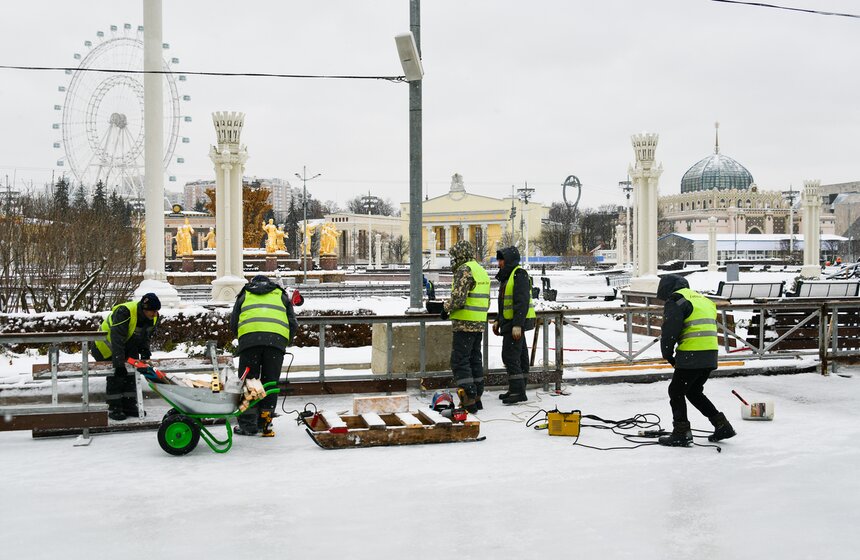 На ВДНХ завершается монтаж самого большого катка Москвы 2 фото