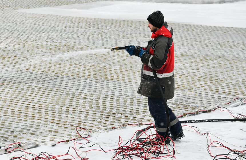 На ВДНХ завершается монтаж самого большого катка Москвы 18 фото