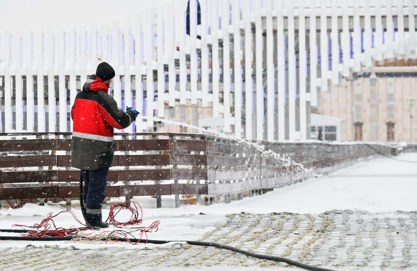 На ВДНХ завершается монтаж самого большого катка Москвы 12 фото