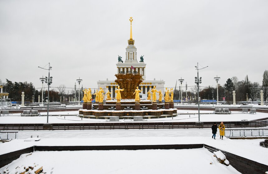 На ВДНХ завершается монтаж самого большого катка Москвы 13 фото