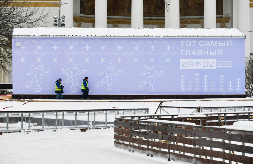 На ВДНХ завершается монтаж самого большого катка Москвы 20 фото