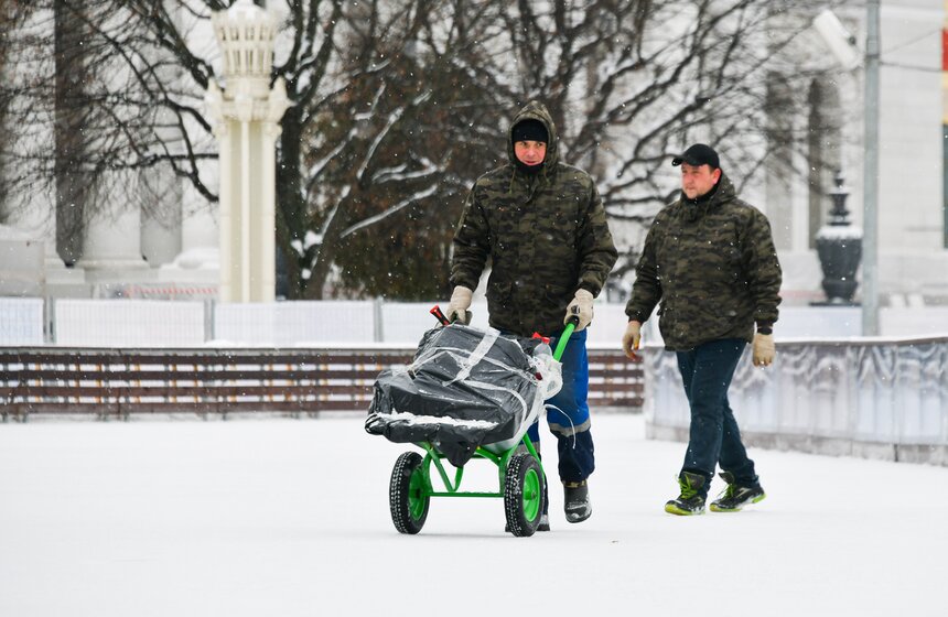 На ВДНХ завершается монтаж самого большого катка Москвы 14 фото