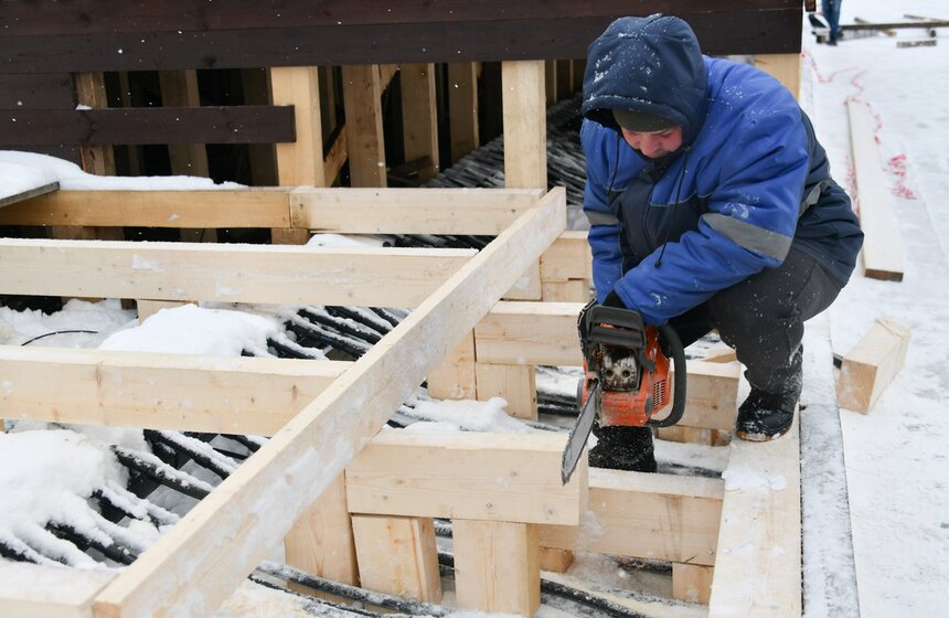 На ВДНХ завершается монтаж самого большого катка Москвы 17 фото