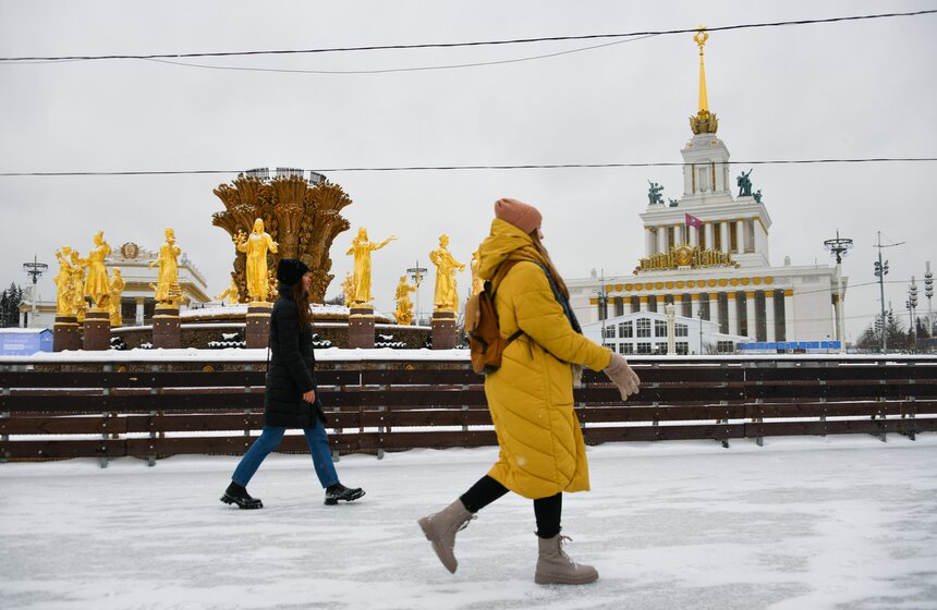 На ВДНХ завершается монтаж самого большого катка Москвы 10 фото