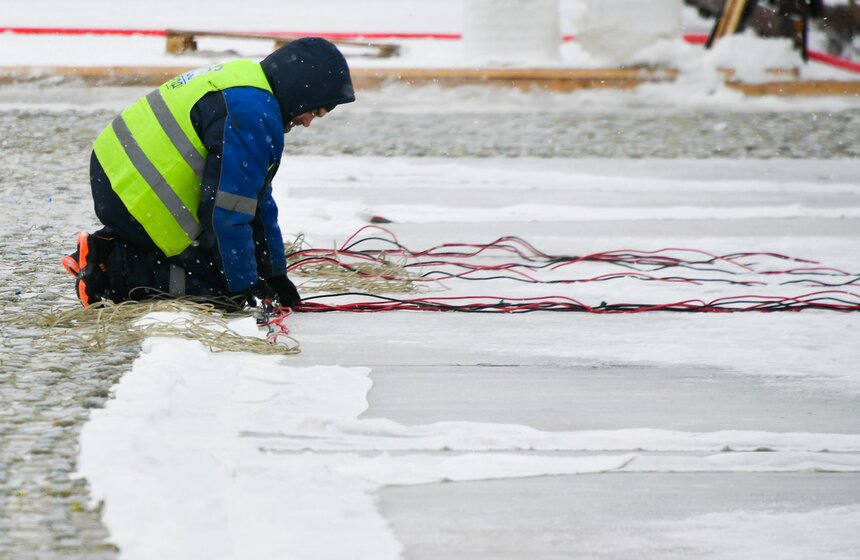 На ВДНХ завершается монтаж самого большого катка Москвы 15 фото