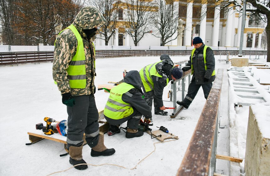 На ВДНХ завершается монтаж самого большого катка Москвы 3 фото