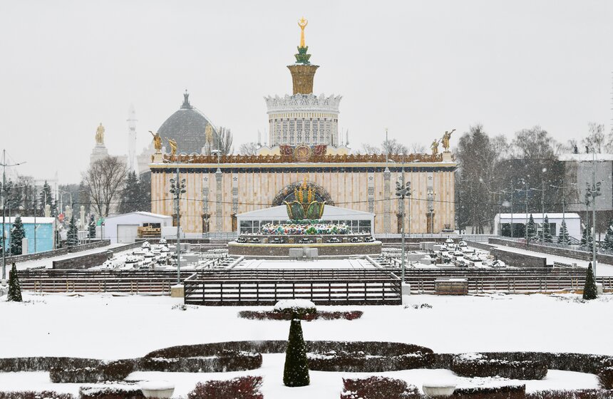 На ВДНХ завершается монтаж самого большого катка Москвы 16 фото