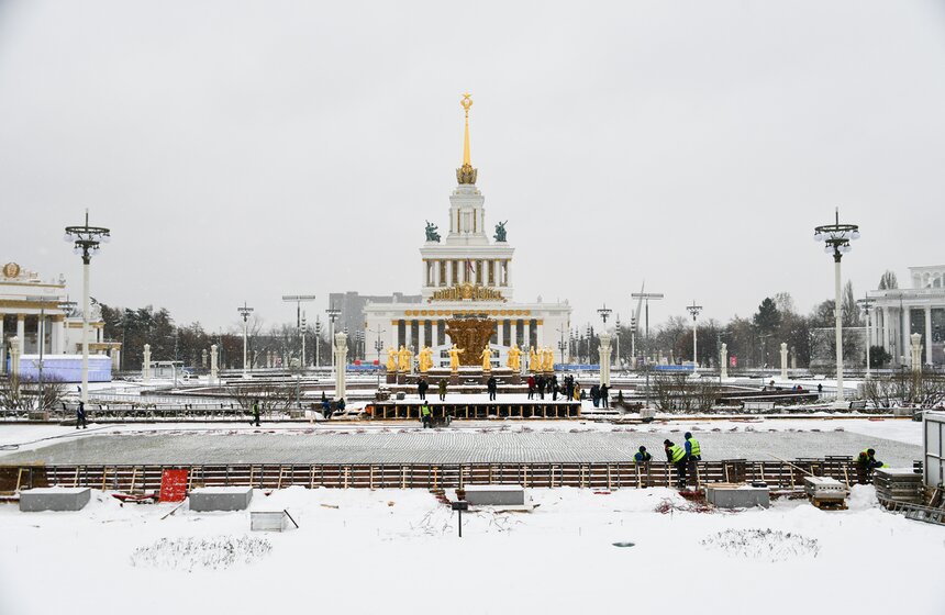 На ВДНХ завершается монтаж самого большого катка Москвы 19 фото
