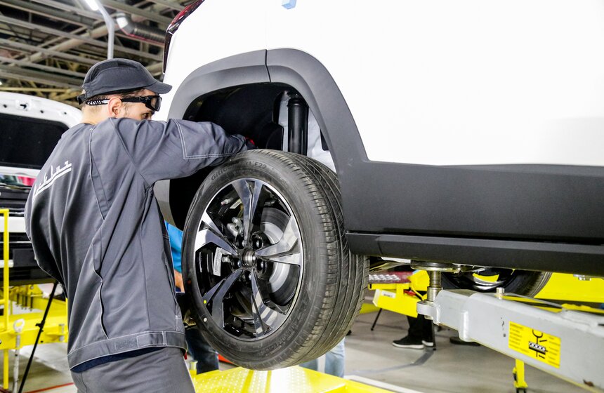 Продажи нового кроссовера "Москвич" начнутся в декабре 2022 года 10 фото