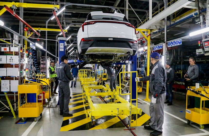 Продажи нового кроссовера "Москвич" начнутся в декабре 2022 года 21 фото