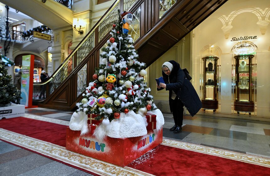 Ежегодная выставка "Новогодние елки" открылась в ГУМе 4 фото