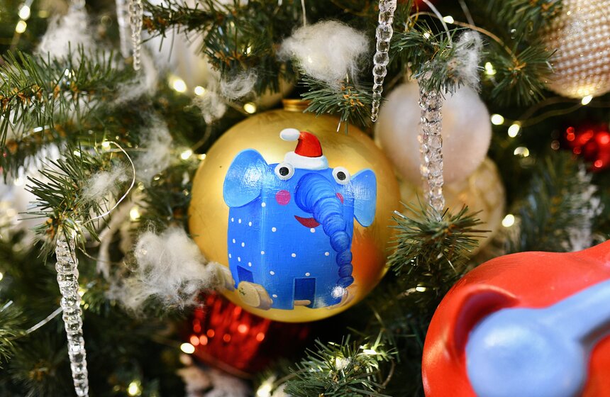 Ежегодная выставка "Новогодние елки" открылась в ГУМе 3 фото