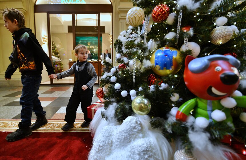 Ежегодная выставка "Новогодние елки" открылась в ГУМе 2 фото