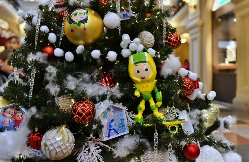 Ежегодная выставка "Новогодние елки" открылась в ГУМе 8 фото