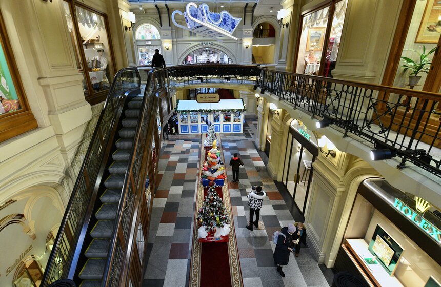 Ежегодная выставка "Новогодние елки" открылась в ГУМе 1 фото