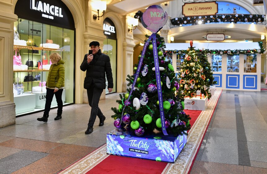 Ежегодная выставка "Новогодние елки" открылась в ГУМе 13 фото