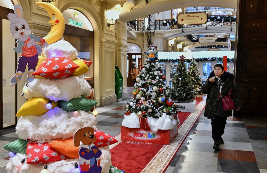Ежегодная выставка "Новогодние елки" открылась в ГУМе 10 фото