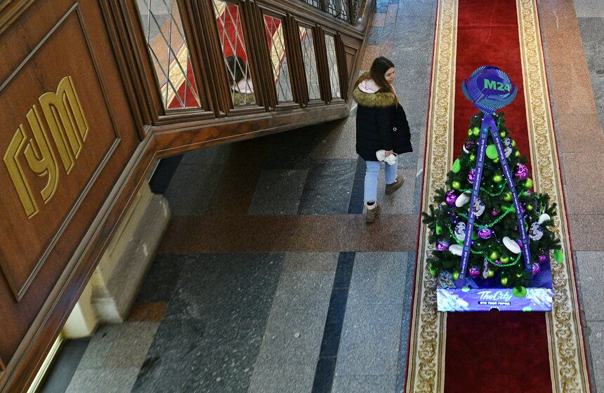 Ежегодная выставка "Новогодние елки" открылась в ГУМе 16 фото