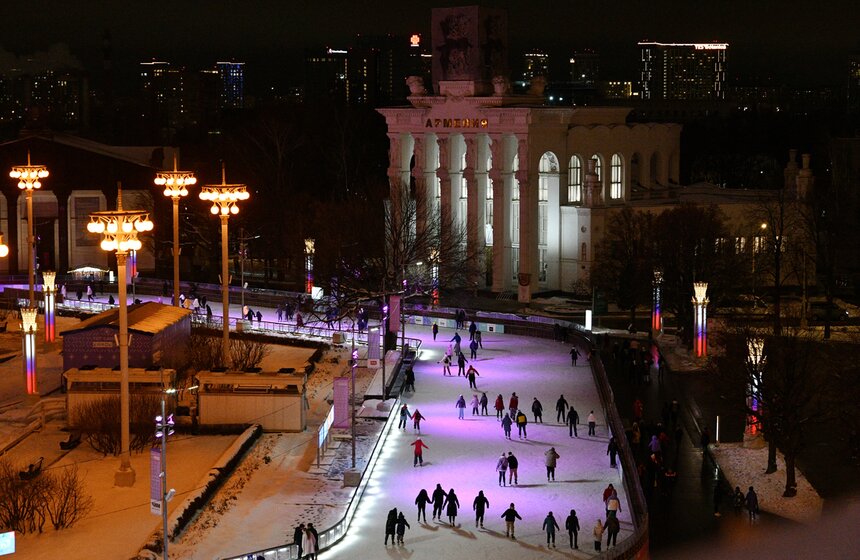 На ВДНХ открылся самый большой каток в столице 13 фото