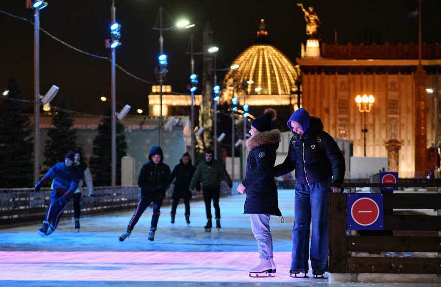 На ВДНХ открылся самый большой каток в столице 2 фото