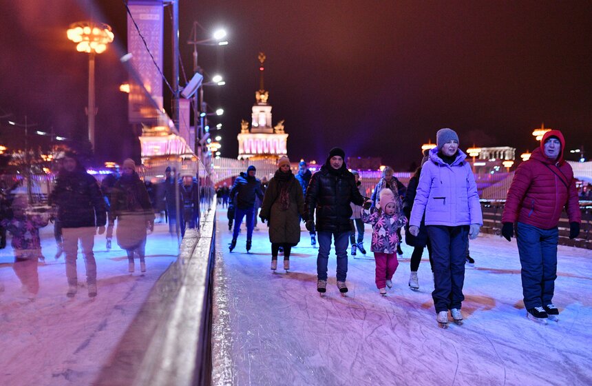 На ВДНХ открылся самый большой каток в столице 12 фото