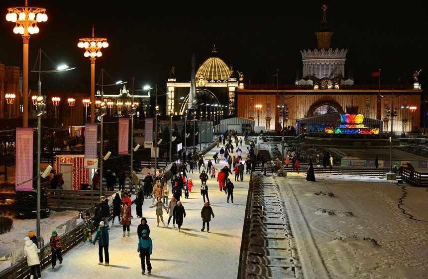 На ВДНХ открылся самый большой каток в столице 21 фото