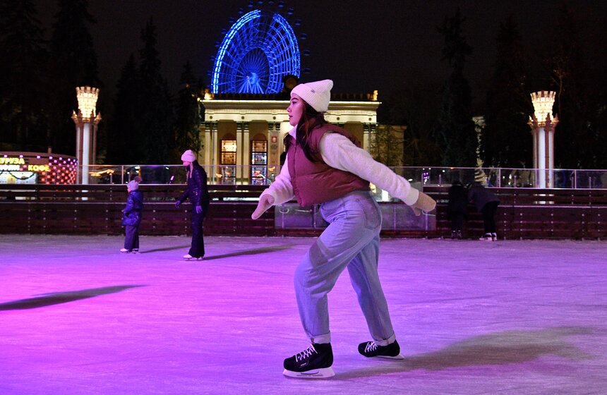 На ВДНХ открылся самый большой каток в столице 14 фото