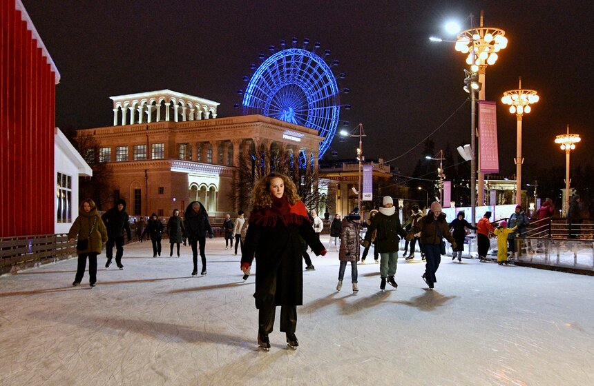 На ВДНХ открылся самый большой каток в столице 15 фото