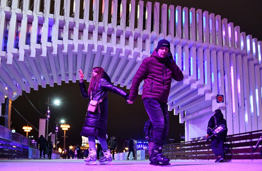 На ВДНХ открылся самый большой каток в столице 3 фото