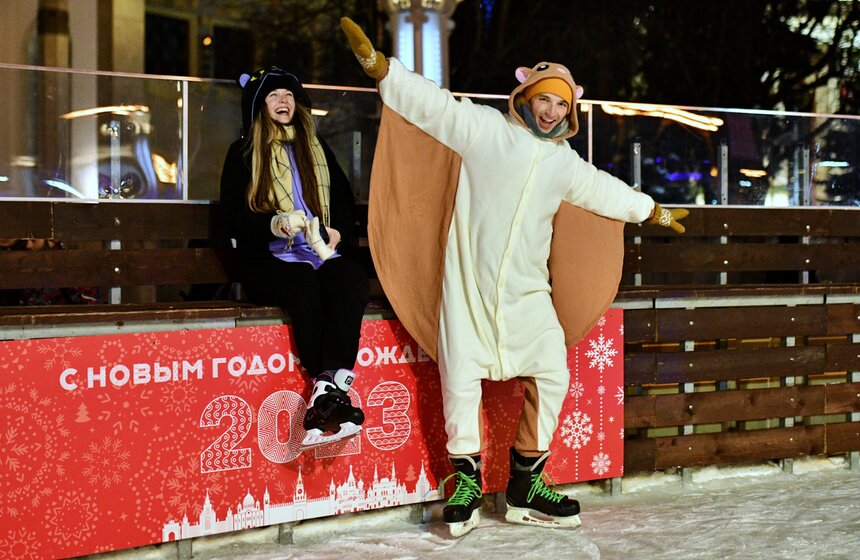 На ВДНХ открылся самый большой каток в столице 4 фото