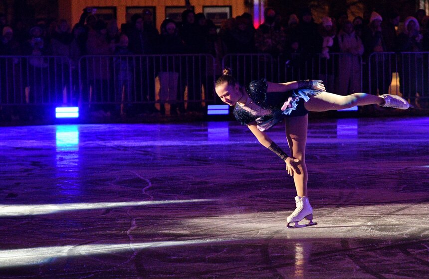 На ВДНХ открылся самый большой каток в столице 8 фото