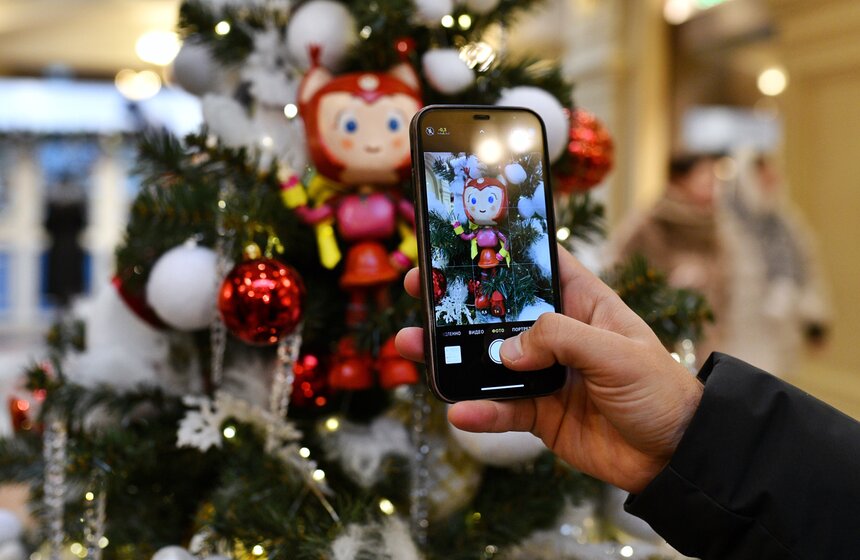 Ежегодная выставка "Новогодние елки" открылась в ГУМе 6 фото