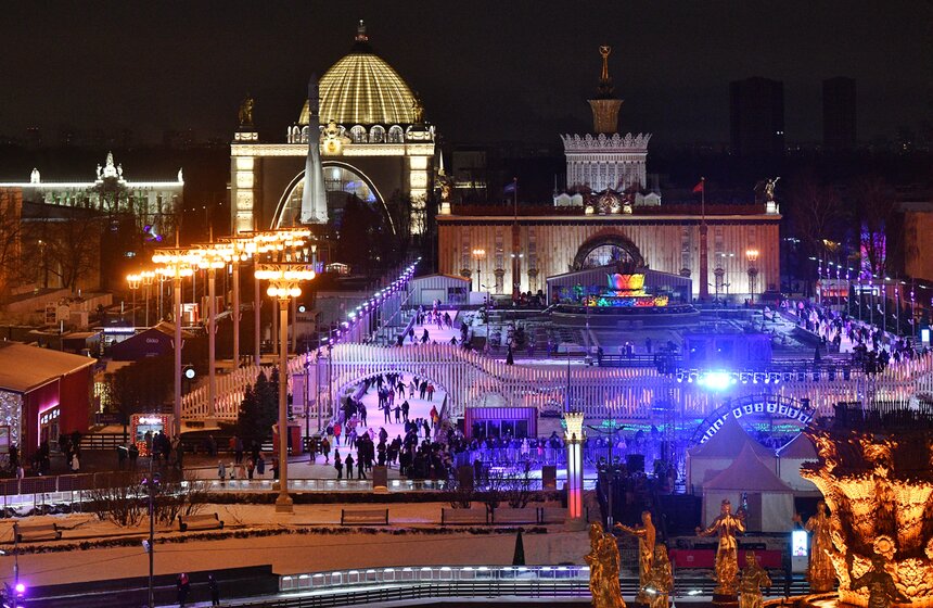 На ВДНХ открылся самый большой каток в столице 1 фото