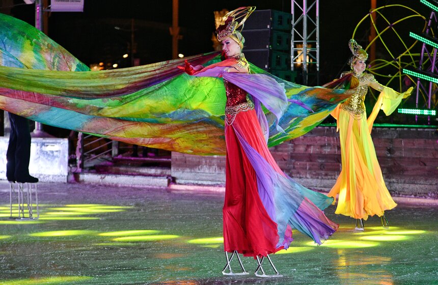 На ВДНХ открылся самый большой каток в столице 9 фото