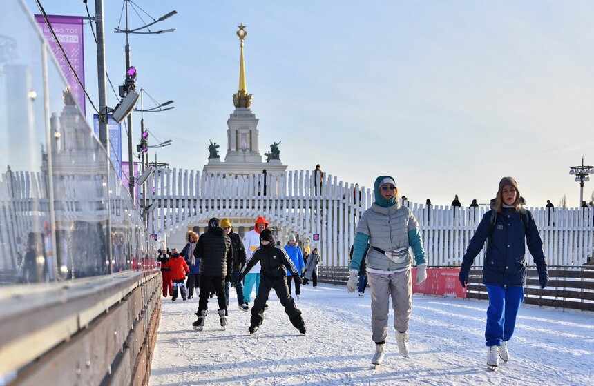 Всемирный день катания на коньках отметили на ВДНХ в Москве 3 фото