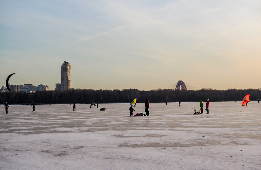 В Москве ввели усиленное патрулирование рек и водоемов из-за хрупкого льда 4 фото