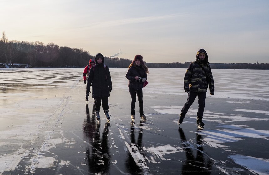 В Москве ввели усиленное патрулирование рек и водоемов из-за хрупкого льда 23 фото