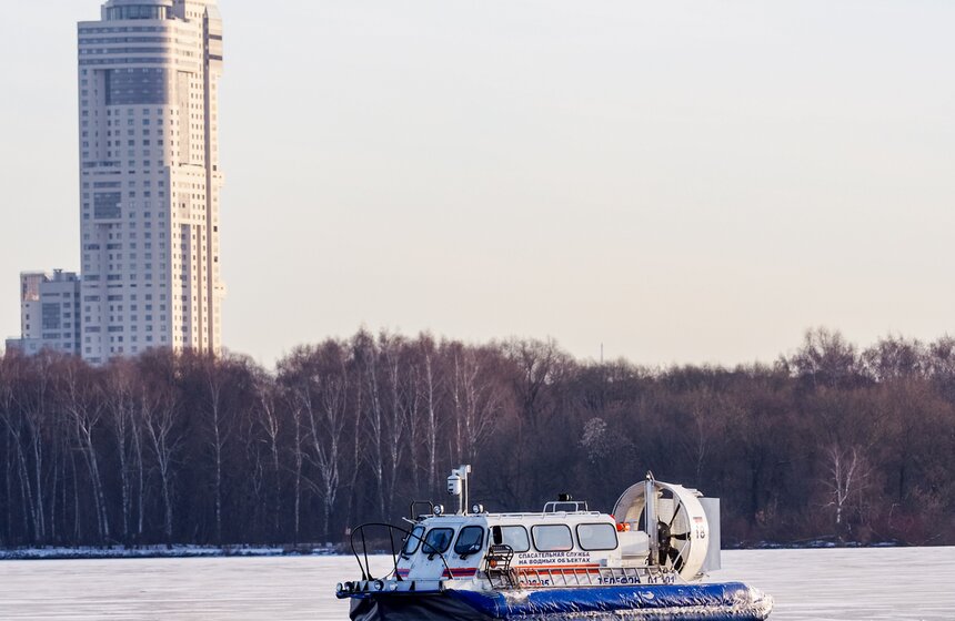 В Москве ввели усиленное патрулирование рек и водоемов из-за хрупкого льда 9 фото