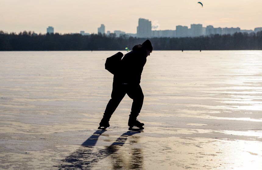 В Москве ввели усиленное патрулирование рек и водоемов из-за хрупкого льда 2 фото